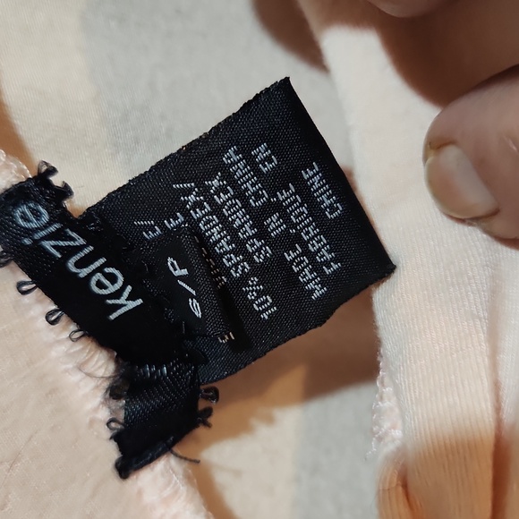 Kenzie Size Small Knotted Rolled V-neck Top - Picture 4 of 5